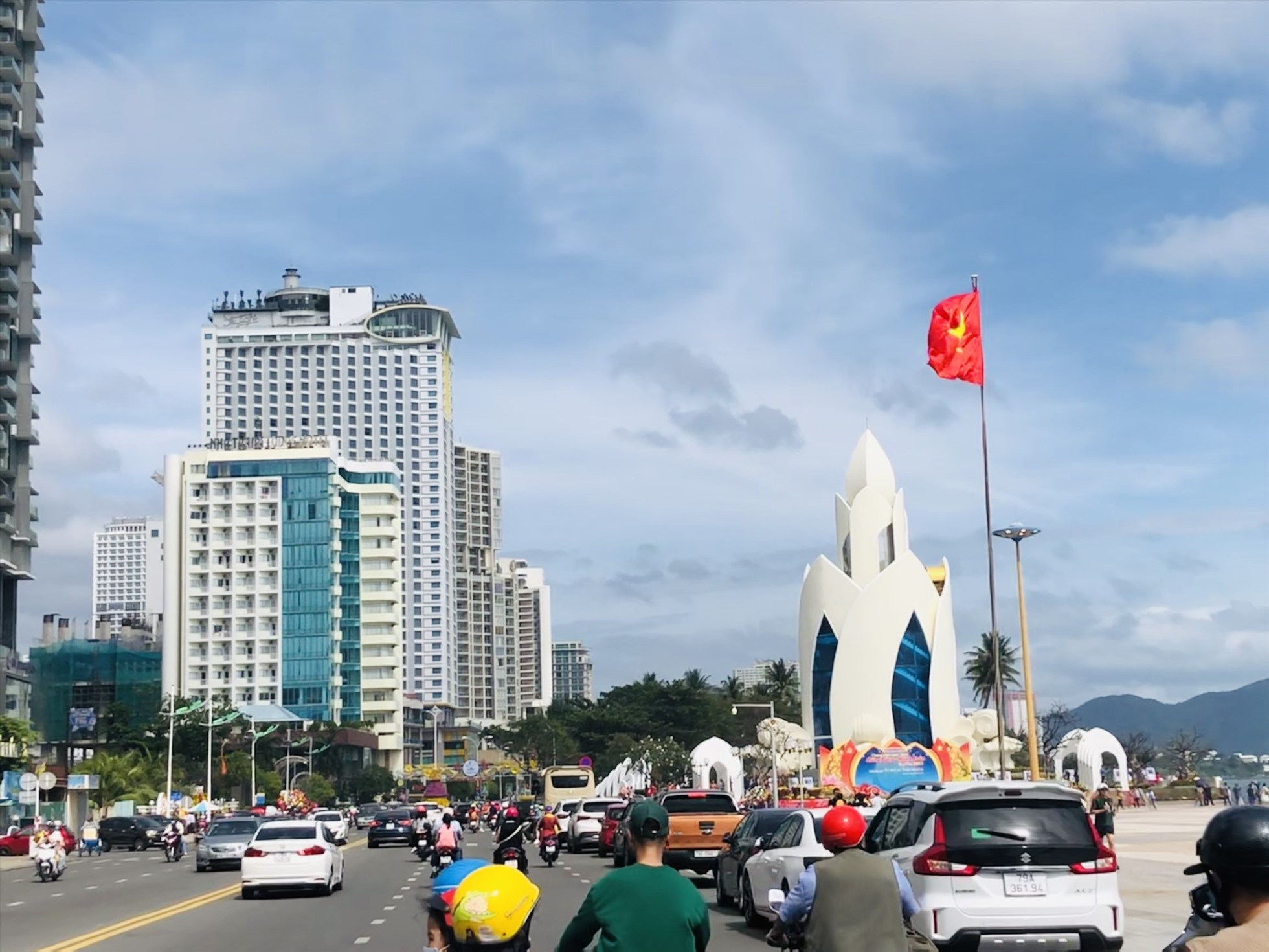 Ngay ngày mùng 1 Tết Nguyên đán dòng người đổ về đường Trần Phú (TP Nha Trang, Khánh Hòa) đoạn quan Quảng trường 2/4 và Tháp Trầm Hương đông hơn những năm trước.