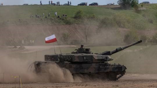 Xe tăng Leopard của Ba Lan tham gia cuộc tập trận quân sự ở Nowogrod, Ba Lan, năm 2022. Ảnh: AFP