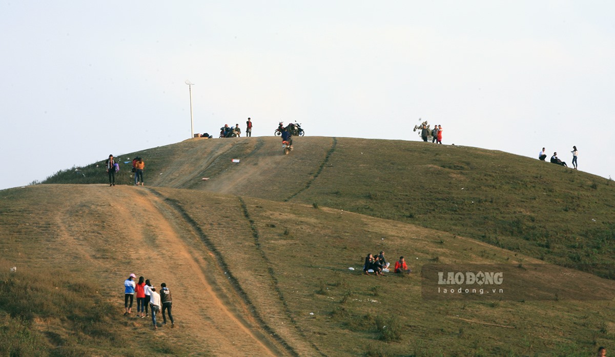 Người dân chơi Tết trên đỉnh Pha Đin, nơi có độ cao 1.648m so với mực nước biển.