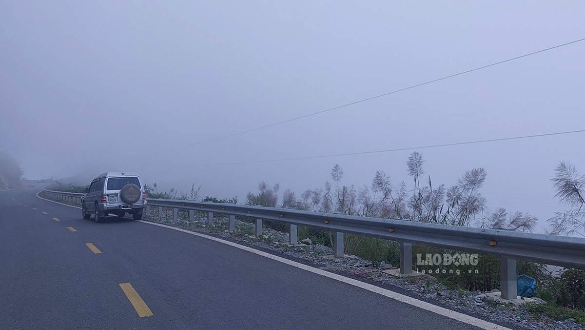 Hay những cung đường mù sương ở cao nguyên Sìn Hồ (Lai Châu) vào buổi sáng.