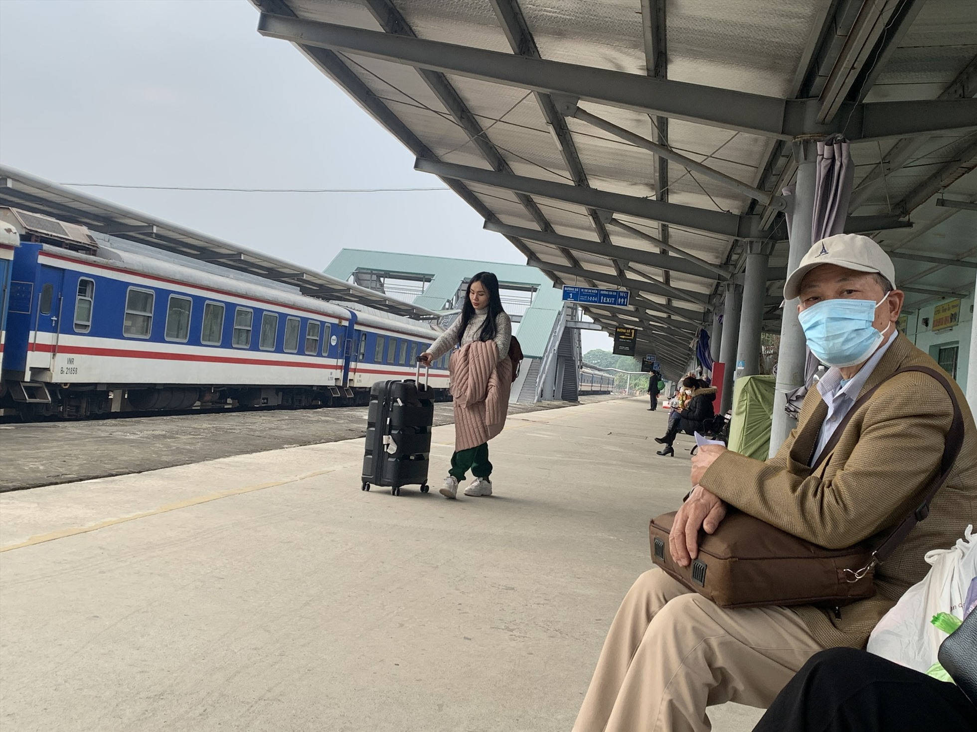Các hành khách ngồi chờ tàu chạy tại ga Thanh Hoá. Ảnh: T.Vương