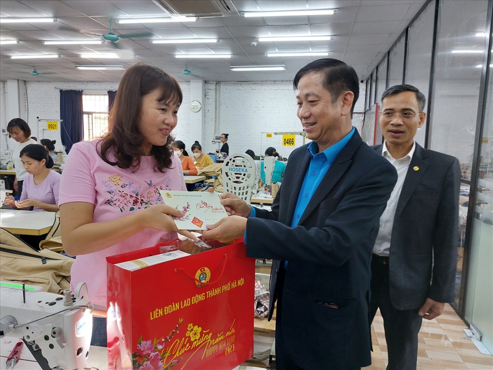 Ông Phạm Bá Vĩnh - Phó Chủ tịch Liên đoàn Lao động Thành phố Hà Nội trao hỗ trợ Tết cho công nhân tại nơi làm việc. Ảnh: Ngọc Ánh