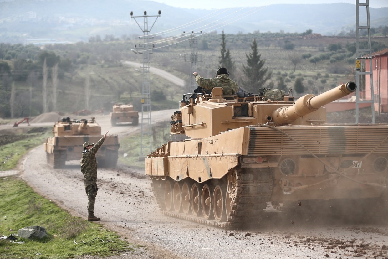 Xe tăng được vận chuyển đến Kilis, Thổ Nhĩ Kỳ trong Chiến dịch Cành ô liu, ngày 21.1.2018. Ảnh: AFP