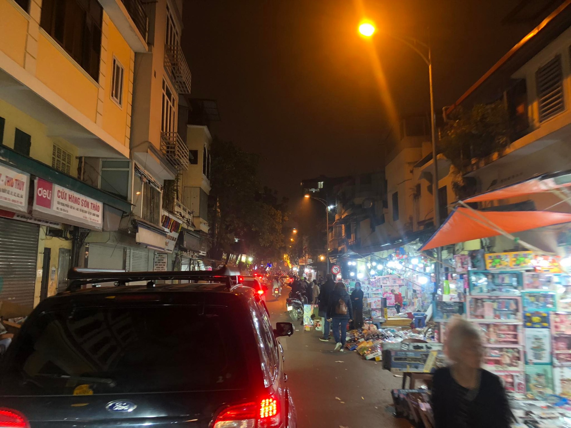 Tại phố cổ Hà Nội, hàng quán bắt đầu mở cửa trở lại để phục vụ người dân và du khách.