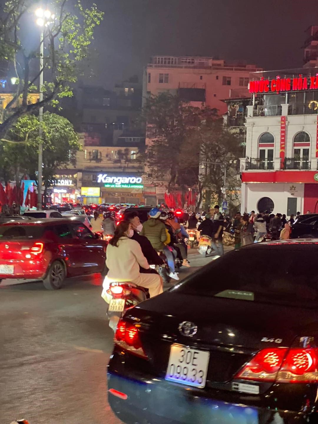 Huyền Thái, nhân viên văn phòng đến từ Nghệ An quyết định cùng gia đình ở lại Hà Nội ăn Tết năm nay. Bạn chia sẻ: “Không ngờ năm nay có rất nhiều người ở lại Hà Nội ăn Tết. Mình thấy không khí tấp nập, đông đúc hơn hẳn so với vài năm trước (thời điểm trước dịch)“.