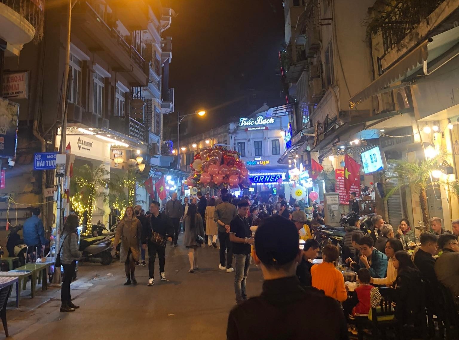 Khu vực phố Tạ Hiện cũng hoạt động phục vụ khách địa phương và cả những người nước ngoài ở lại Hà Nội ăn Tết.