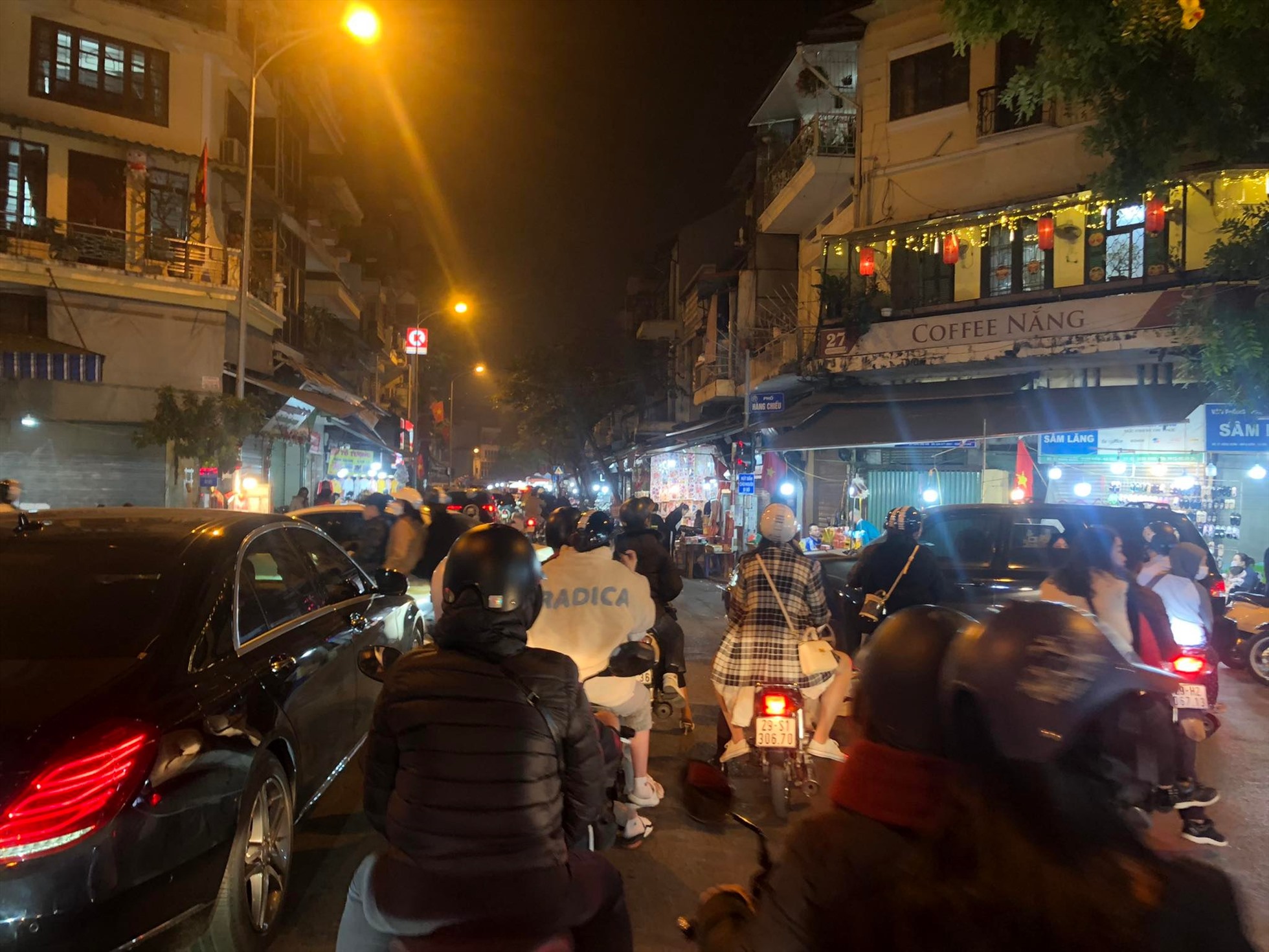 Tối 1 Tết (22.1 dương lịch), trời không mưa, thời tiết Hà Nội không quá lạnh khiến nhiều người dân Thủ đô bắt đầu đổ ra đường để dạo chơi, gặp gỡ bạn bè dịp đầu năm mới. Trên các tuyến đường dẫn vào trung tâm thành phố vô cùng đông đúc, xe cộ đi lại tấp nập, có nơi ùn tắc.