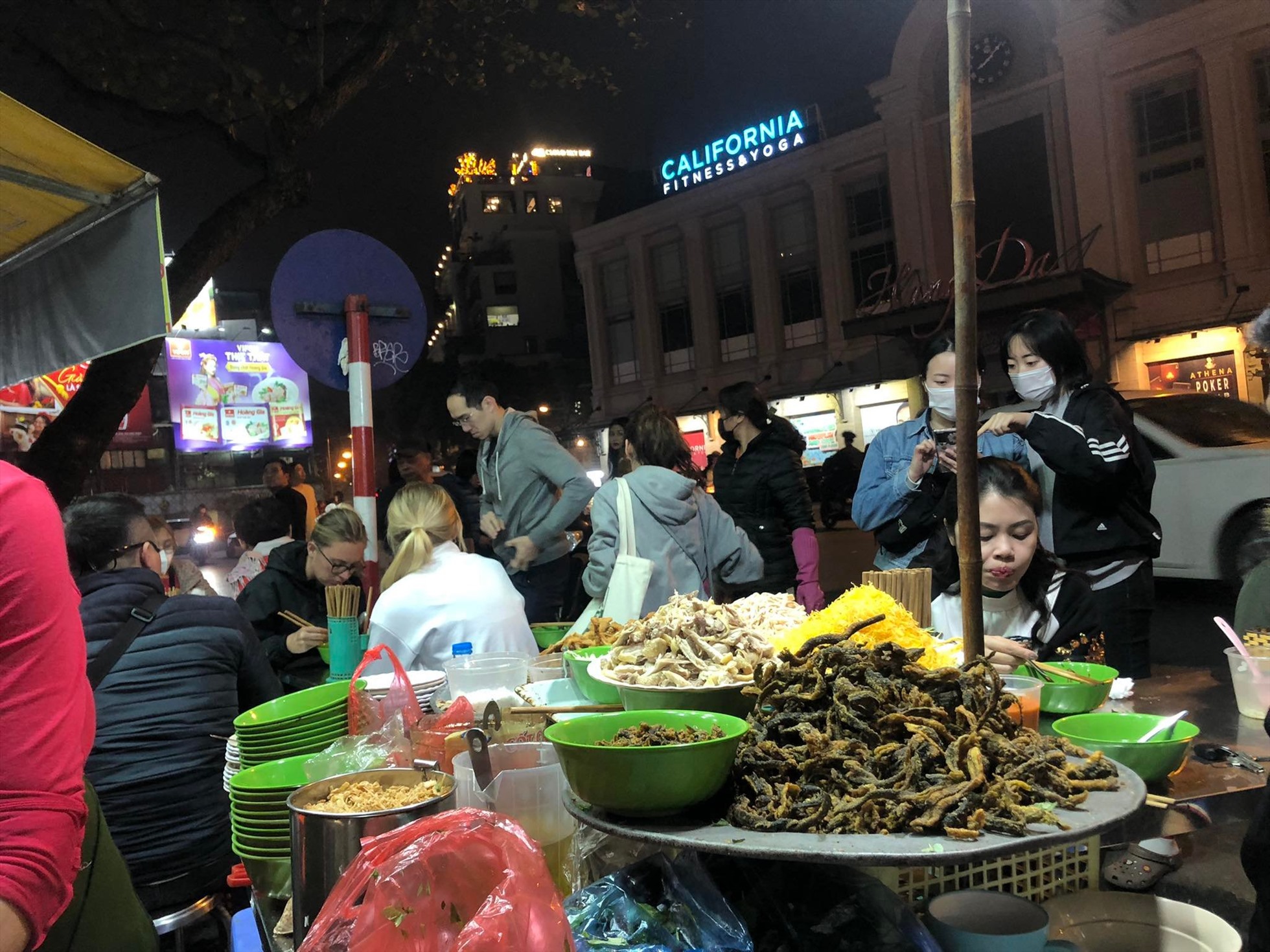 Huyền Thái cho biết sát ngày nghỉ Tết, cô rất khó để tìm các hàng, quán ăn còn phục vụ. Tuy nhiên hiện tại, trên phố cổ đã có nhiều quán hoạt động trở lại. Mặc dù vậy, lượng khách đông đúc khiến việc tìm chỗ ngồi để ăn uống cũng khá khó khăn.