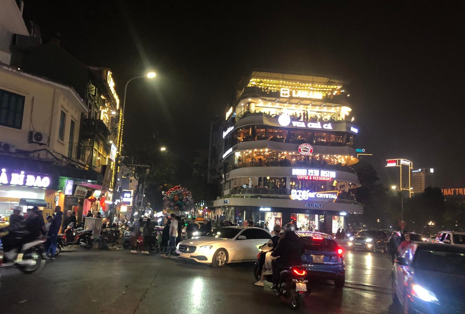 Khu vực Quảng trường Đông Kinh Nghĩa Thục tấp nập người xe. Trên các quán cafe, nhà hàng có view nhìn ra Hồ Gươm cũng chật kín chỗ ngồi.
