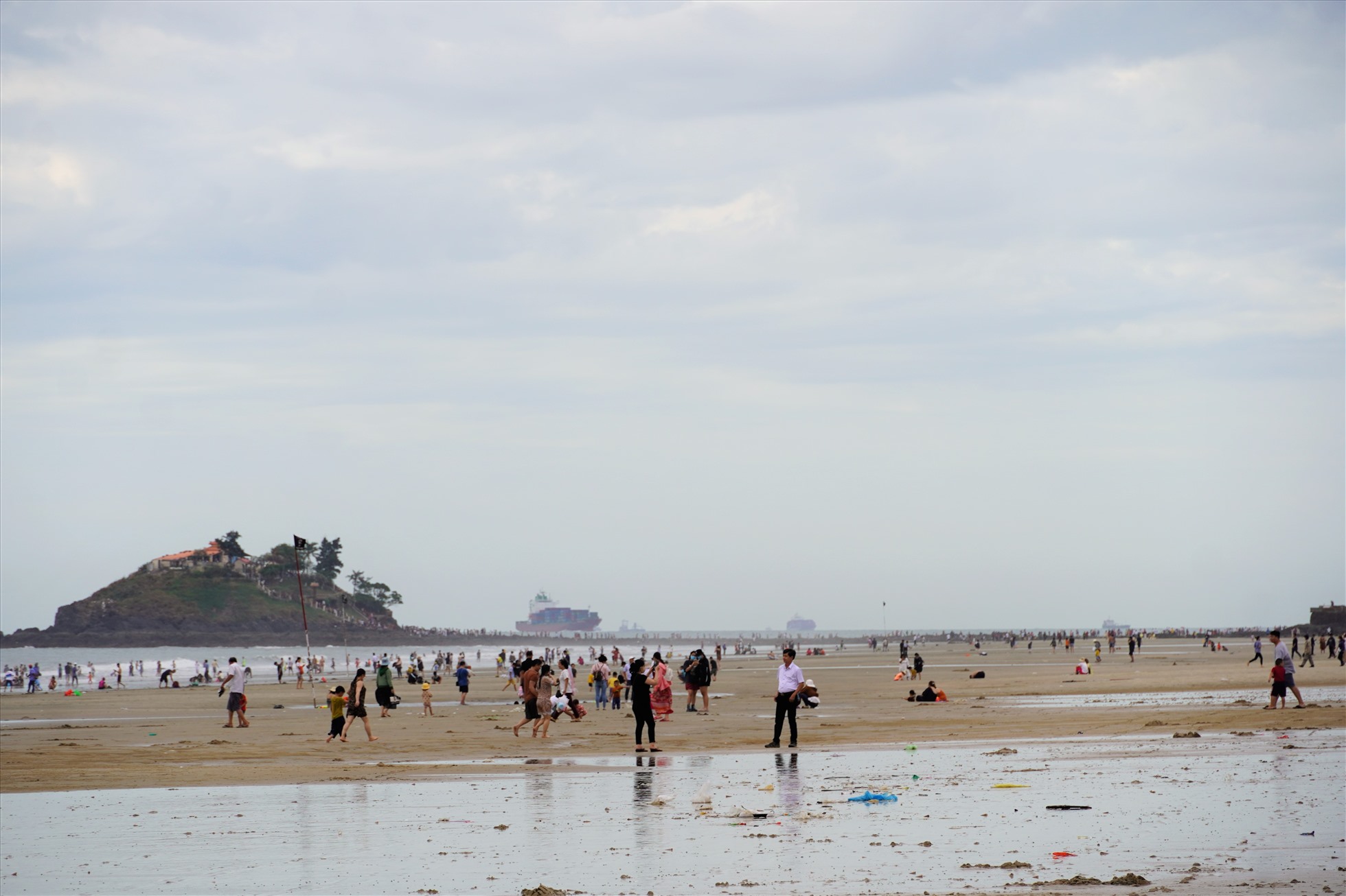 Thủy triều rút tạo nên bãi biển rộng, thuận tiện cho du khách vui chơi. Đã có khá đông du khách trên bãi tắm vào sáng mùng 2 Tết Nguyên đán 2023.
