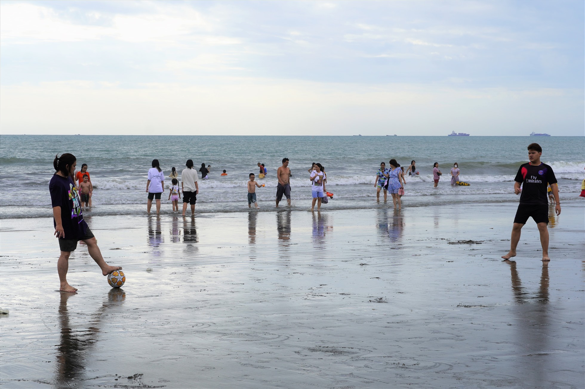 Nhiều du khách chơi những trò thể thao nhẹ làm nóng người trước khi xuống biển. Ảnh: Thành An