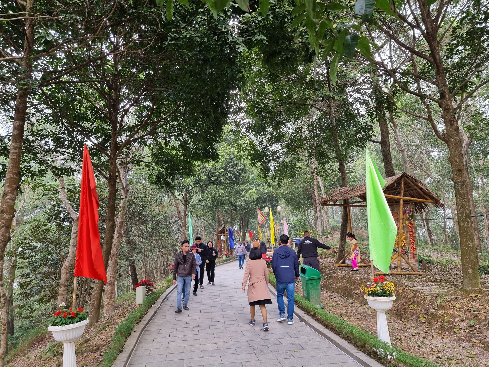 Nhiều người lên thăm khu di tích Đền thờ Hoàng đế Quang Trung trên núi Dũng Quyết. Ảnh: Quang Đại