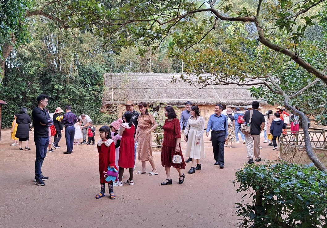Ngày Tết, đông đảo người dân và du khách đến thăm quê Bác Hồ tại xã Kim Liên, huyện Nam Đàn. Ảnh: Quang Đại