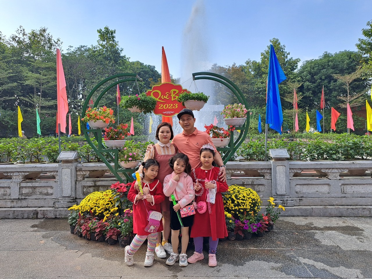 Các gia đình chụp ảnh lưu niệm tại các tiểu cảnh Tết trong khu di tích quốc gia đặc biệt Kim Liên. Ảnh: Quang Đại