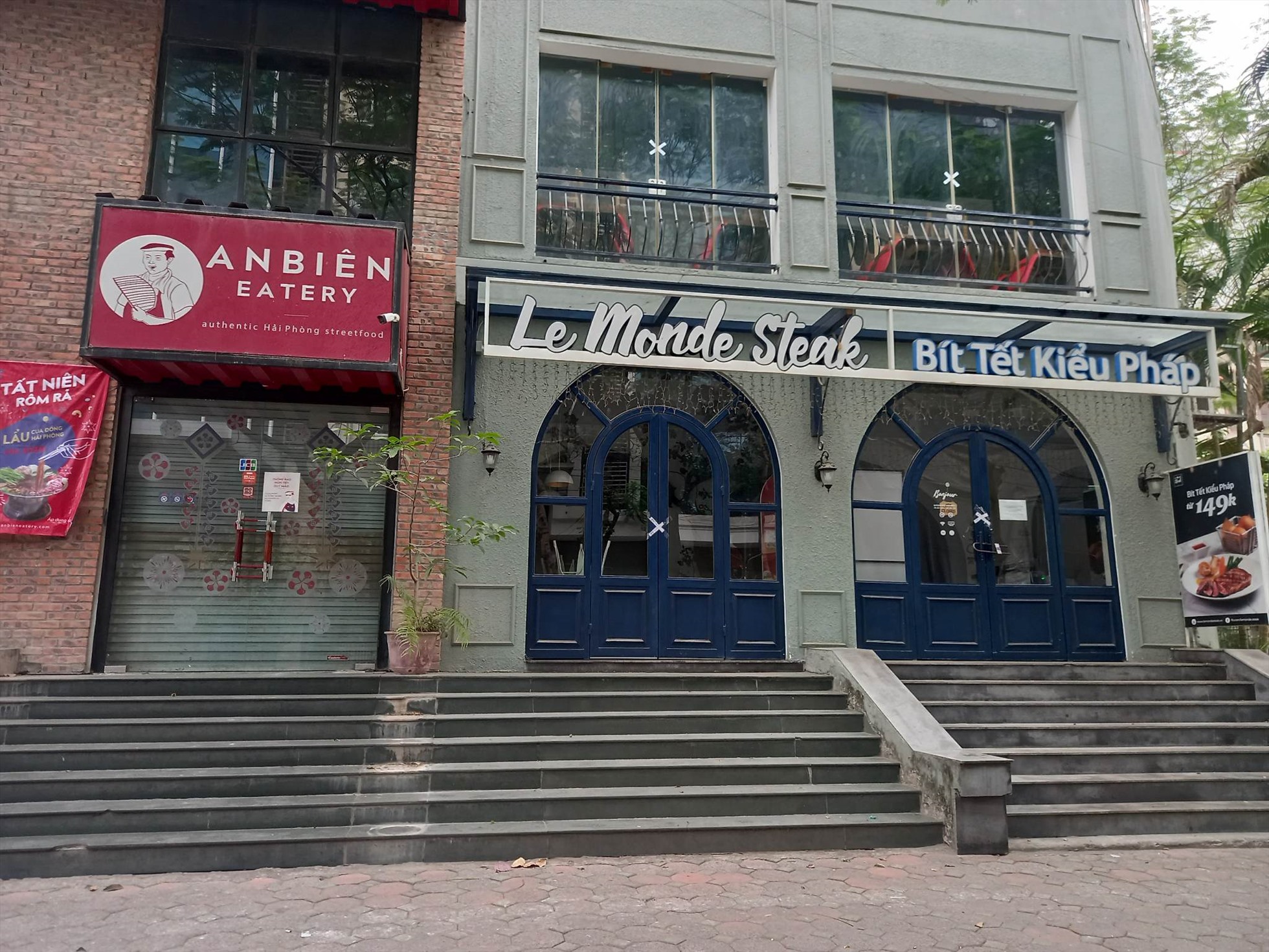 Hầu như các nhà hàng ở Hà Nội chưa mở cửa ngày mùng 2 Tết. Ảnh Hiếu Anh