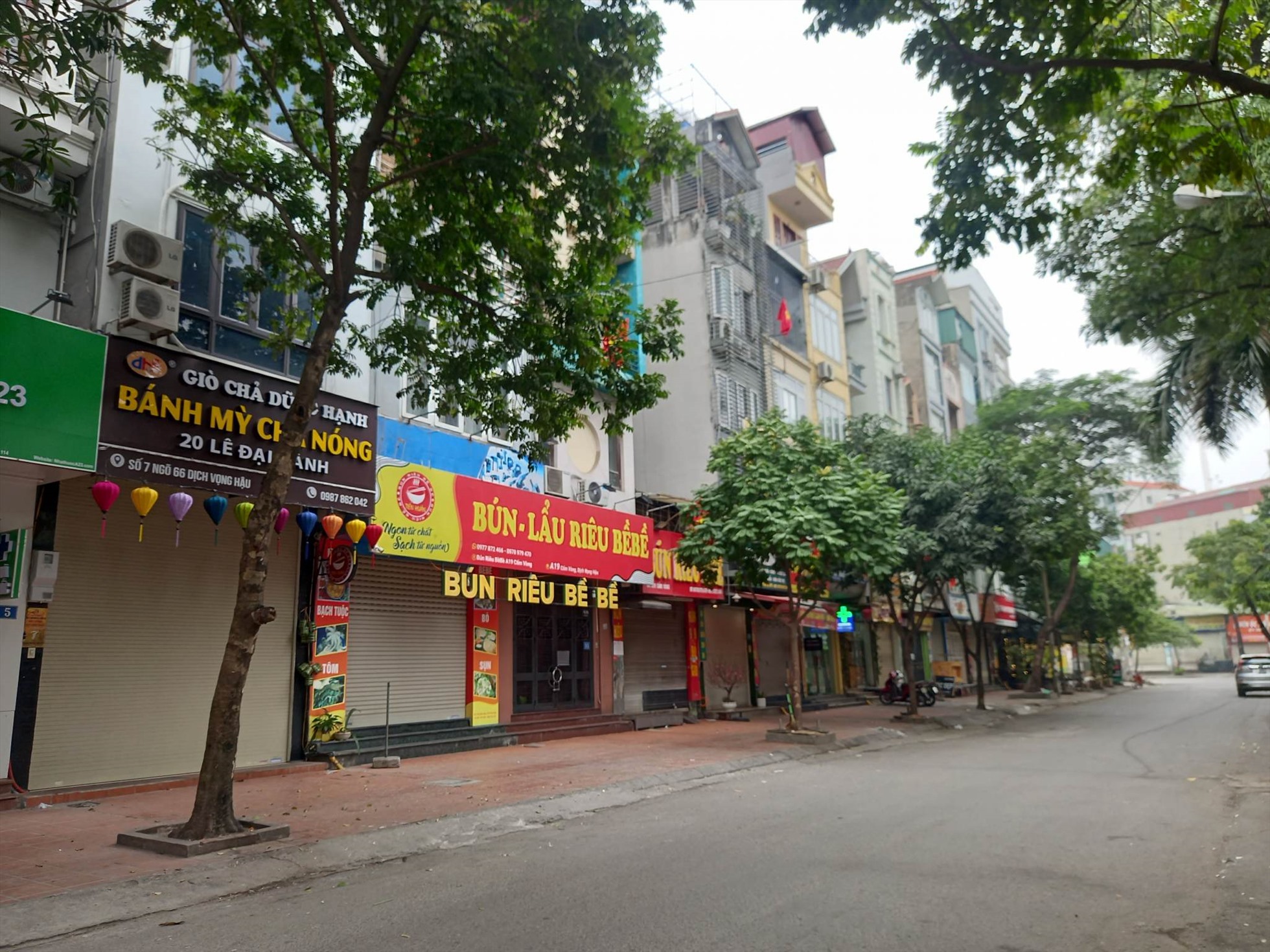 Nhiều quán ăn ở đường Dịch Vọng vốn rất đông đúc nhưng dịp Tết đóng cửa im ỉm