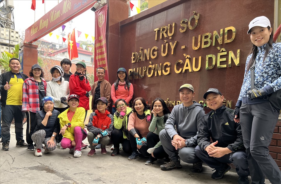 Chụp ảnh trước cửa Uỷ ban Nhân dân phường Cầu Dền để mường tượng về một cửa ô của Thăng Long xưa. Ảnh: Hương Bé