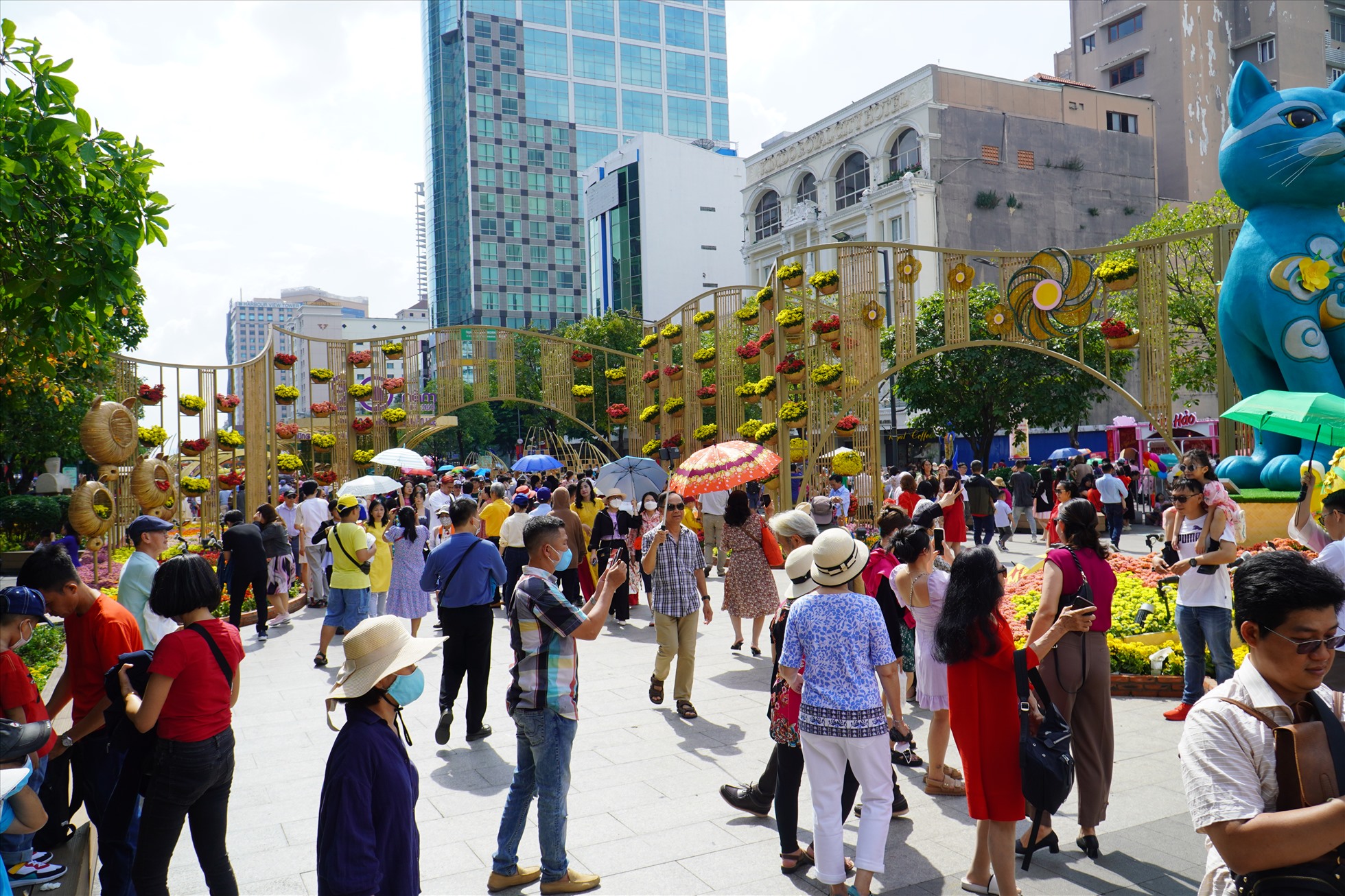 Trưa 23.1 (mùng 2 Tết Quý Mão), hàng nghìn người dân TPHCM liên tục đổ về đường hoa Nguyễn Huệ để thưởng lãm và du xuân.