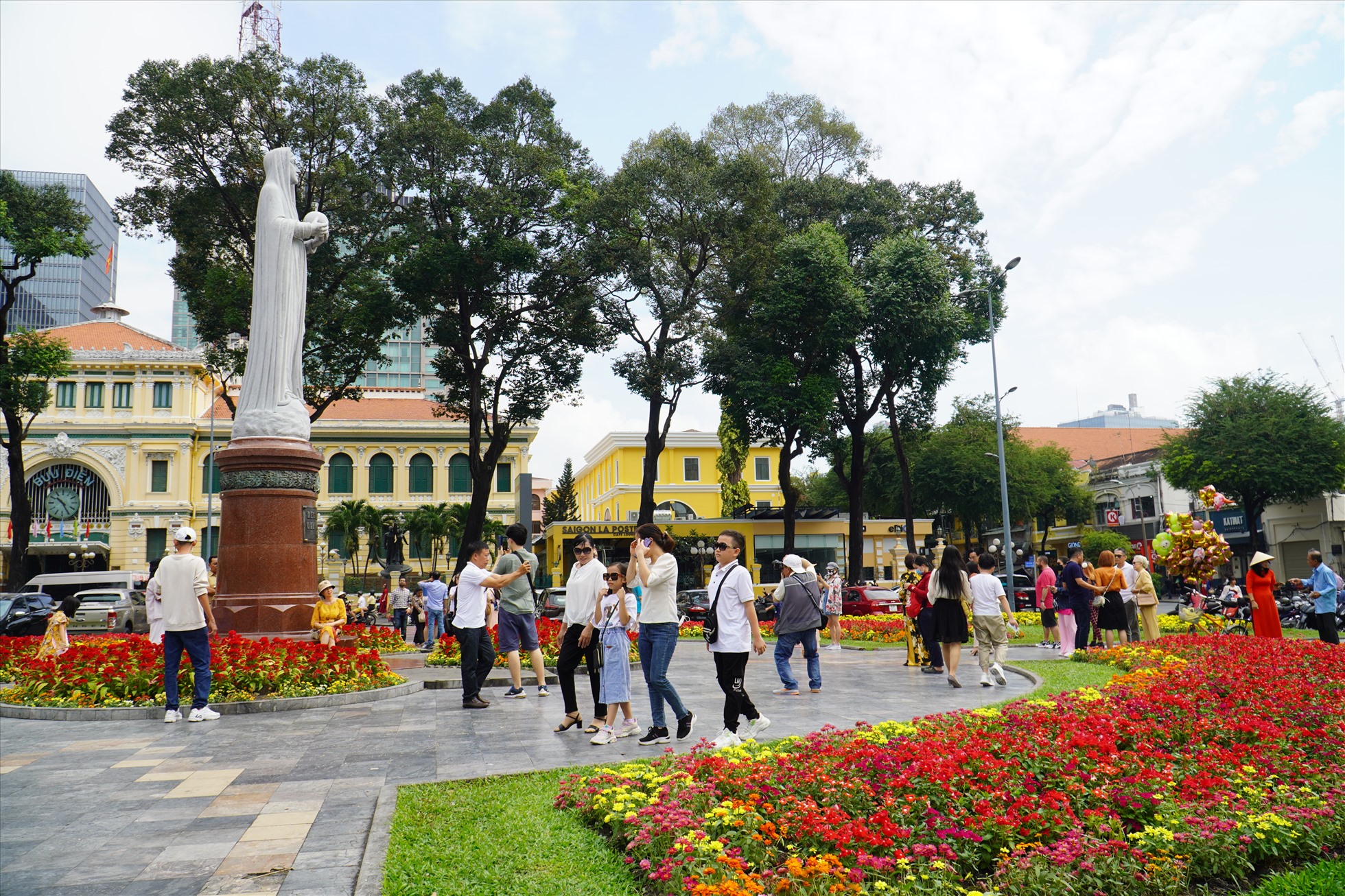 Không chỉ đường hoa Nguyễn Huệ, những điểm tham quan nổi tiếng khác tại TPHCM như nhà thờ Đức Bà cũng tấp nập khách du xuân.