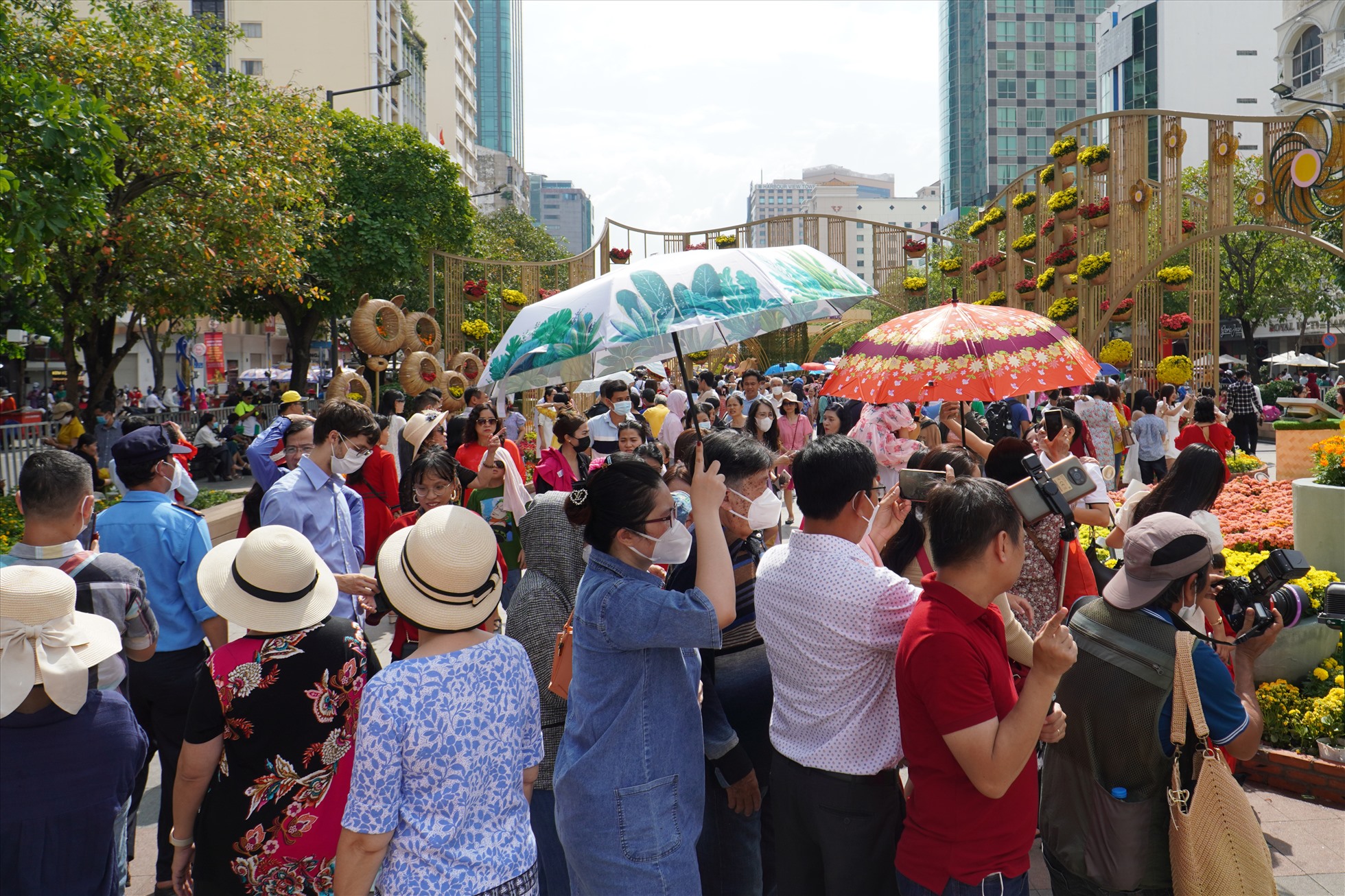 Dù thời tiết tại TPHCM khá nóng nhưng người dân vẫn rất phẩn khởi tham quan đường hoa.
