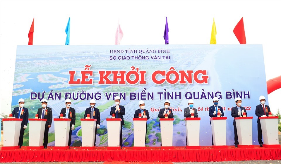 Quảng Bình khởi công dự án đường ven biển với tổng vốn đầu tư 2.197 tỉ đồng. Ảnh: Lê Phi Long