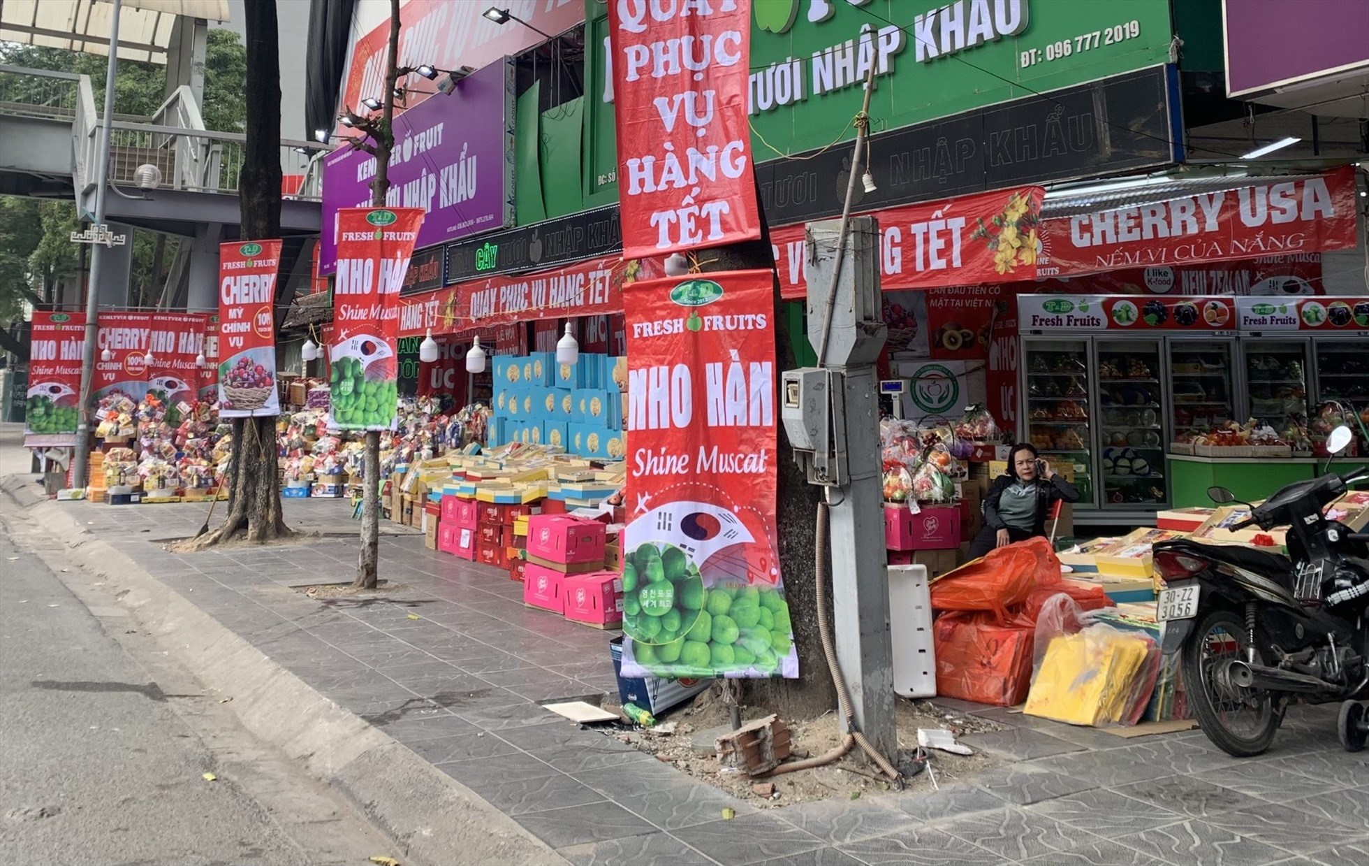 Một số chuỗi các cửa hàng trên đường Trần Duy Hưng đã mở cửa vào ngày mùng 2 Tết. Ảnh: T.Vương