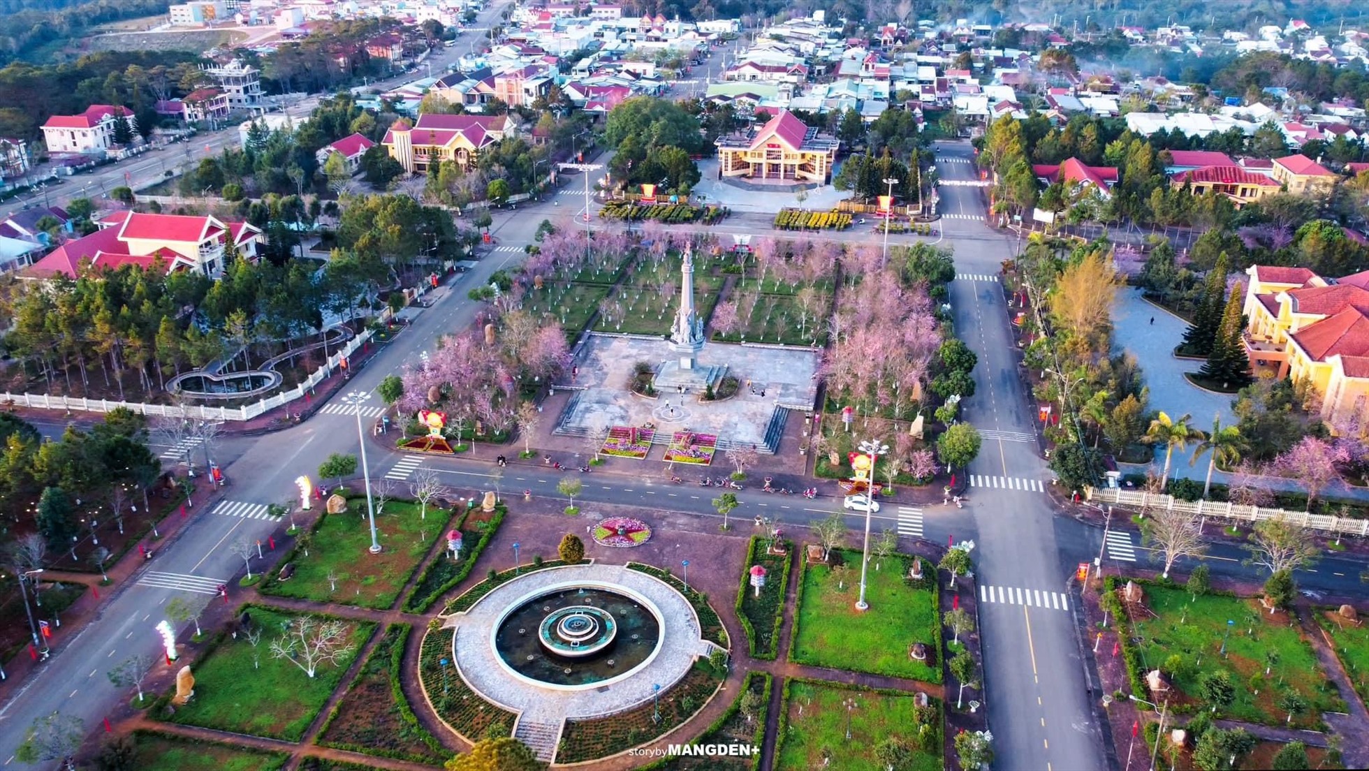 Quảng trường trung tâm thị trấn cũng trồng nhiều mai anh đào. Ảnh Y Trang