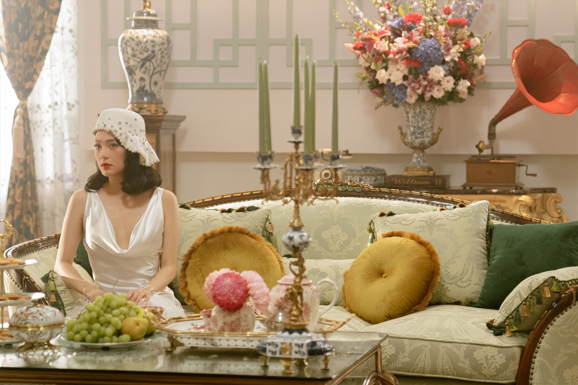Việc tái hiện không gian xưa cũ này có ý nghĩa rất lớn, vì đây là chất xúc tác quan trọng giúp cảm xúc và trải nghiệm điện ảnh của khán giả khi ra rạp được đẩy lên cao trào, từ đó câu chuyện “chị chị em em” của hai nữ chính được chân thực, mượt mà, tự nhiên hơn.
