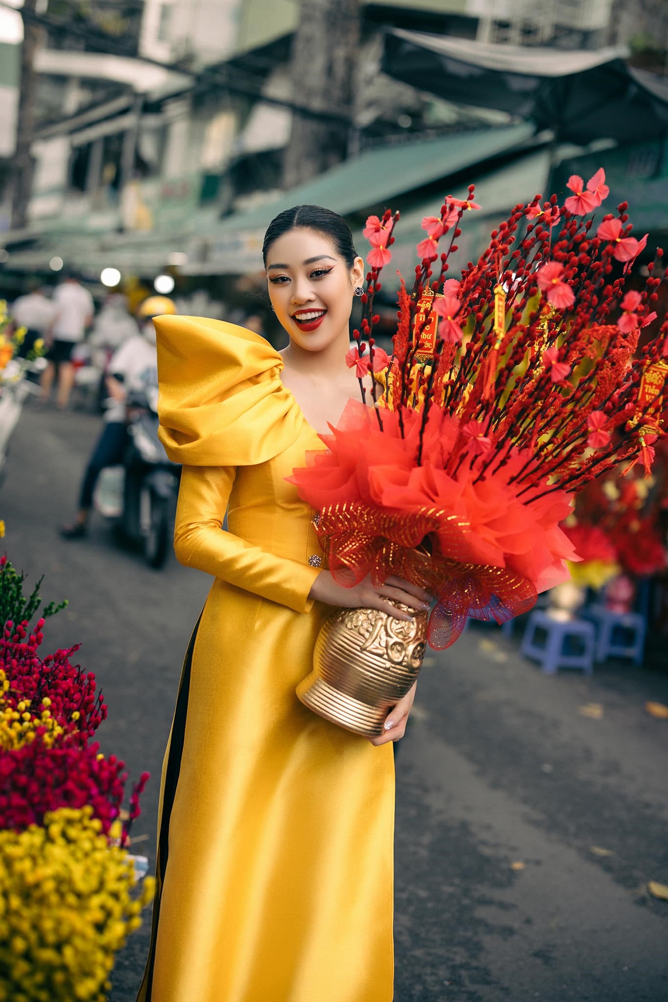 Diện trên người tà áo dài truyền thống, Hoa hậu Khánh Vân duyên dáng thướt tha kết hợp cùng kiểu tóc búi cao như một quý cô sang chảnh, quý phái.