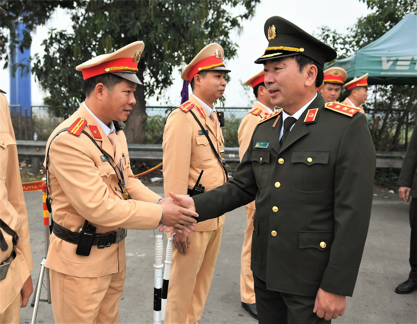 Thứ trưởng Trần Quốc Tỏ thăm hỏi, động viên cán bộ, chiến sỹ Đội tuần tra, kiểm soát giao thông đường bộ cao tốc số 3. Ảnh: Phương Anh