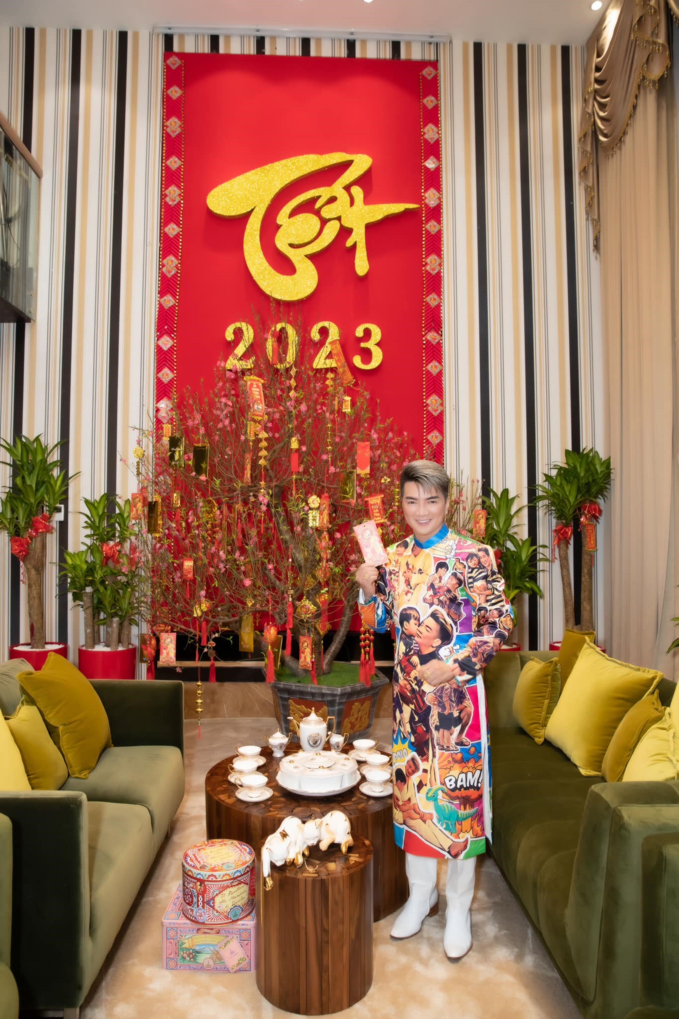 Đàm Vĩnh Hưng khoe màn treo chữ “Tết 2023” trong phòng khách.