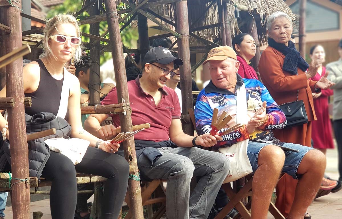 Du khách nước ngoài vui hội vào trưa Mùng 2 Tết, hội bài chòi ở cầu ngói Thanh Toàn (Thủy Thanh, thị xã. Hương Thủy).