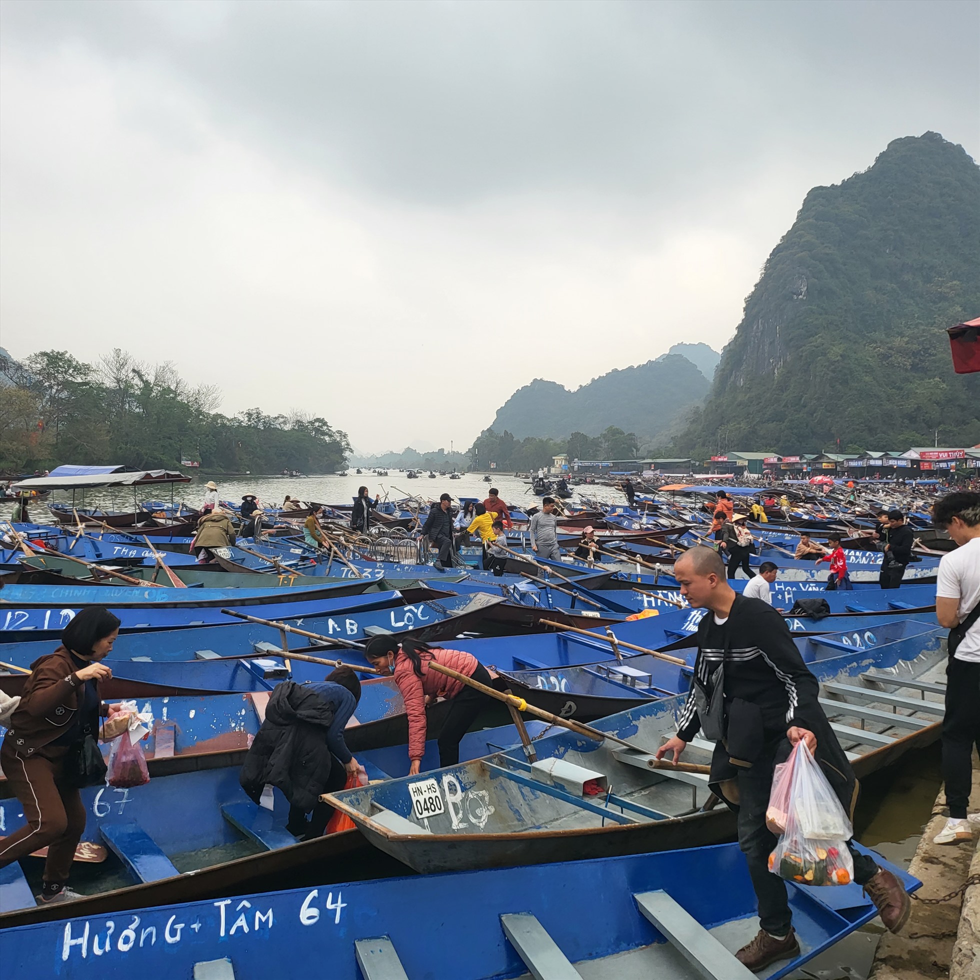 Cảnh tấp nập tại bến Yến. Ảnh Mỹ Linh