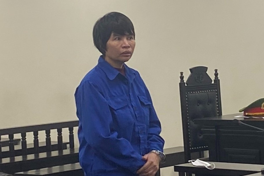 Bị cáo Nguyễn Thị Hà chiếm đoạt tiền tỉ của cô gái muốn “cắt duyên âm“. Ảnh: Việt Dũng