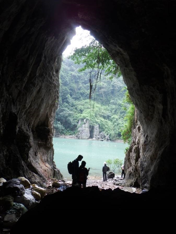 Một trong những hang động mới được phát hiện. Ảnh: BQL vịnh Hạ Long