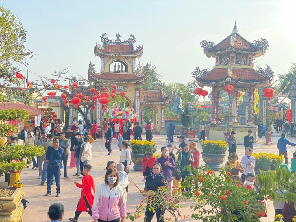 Nhiều người dân đến chùa Chí Linh (chùa Gám) lễ Phật, vãn cảnh trong dịp đầu năm mới. Ảnh: Hải Đăng