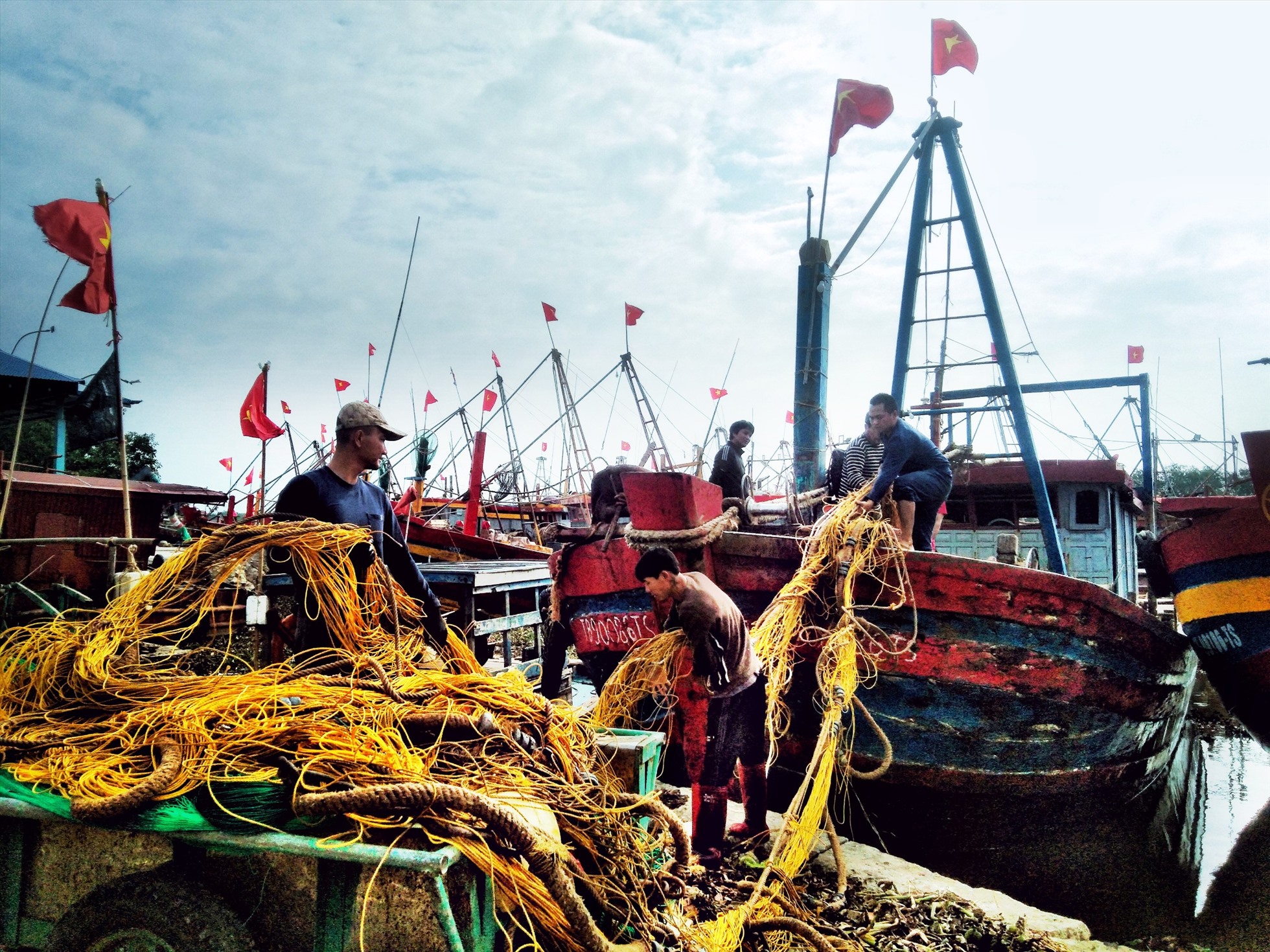 Ngày Mùng 3 Tết, nhiều ngư dân tại vùng biển Thị trấn Diêm Điền (huyện Thái Thụy, tỉnh Thái Bình) đã hối hả ra khơi lấy may đầu năm mới. Ảnh: Lương Hà