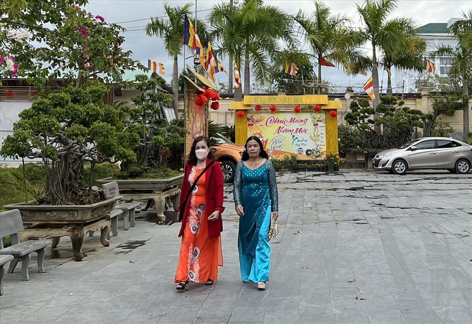 Trong 3 ngày tết đầu năm, chùa Huệ Chiếu đón lượng khách lớn. Ngoài việc lễ Phật, cầu may, vãn cảnh chùa ngày tết cũng là nét đẹp truyền thống của người dân Kon Tum.