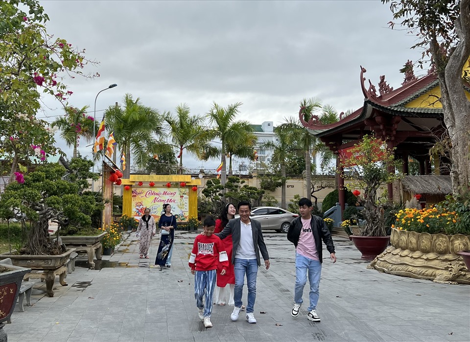 Những ngày đầu năm mới 2023, rất đông người dân thành phố Kon Tum và các huyện lân cận đến lễ Phật và vãn cảnh chùa Huệ Chiếu (phường Ngô Mây, thành phố Kon Tum).