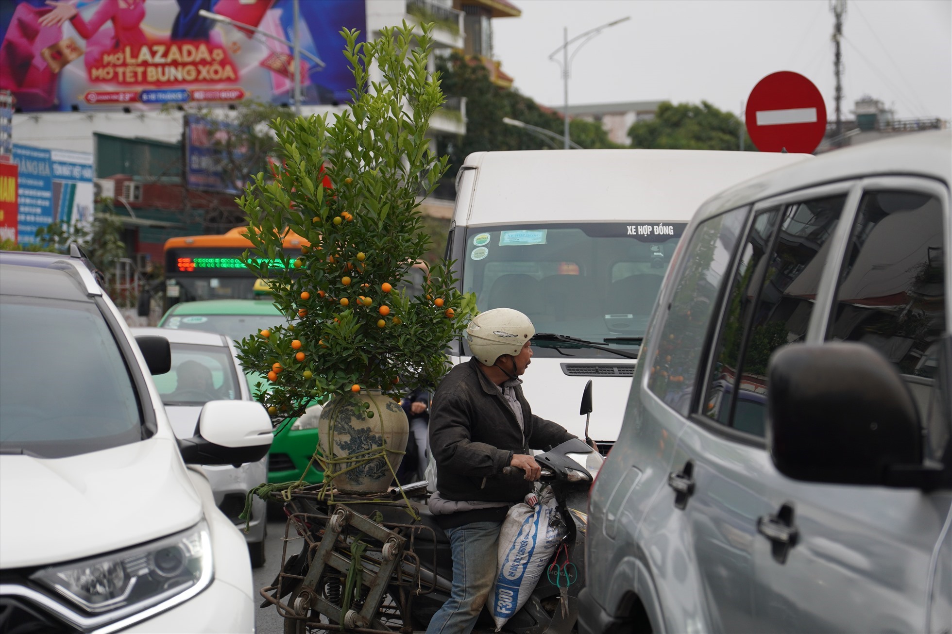 Ùn tắc giao thông tại Hà Nội. Ảnh Hữu Chánh