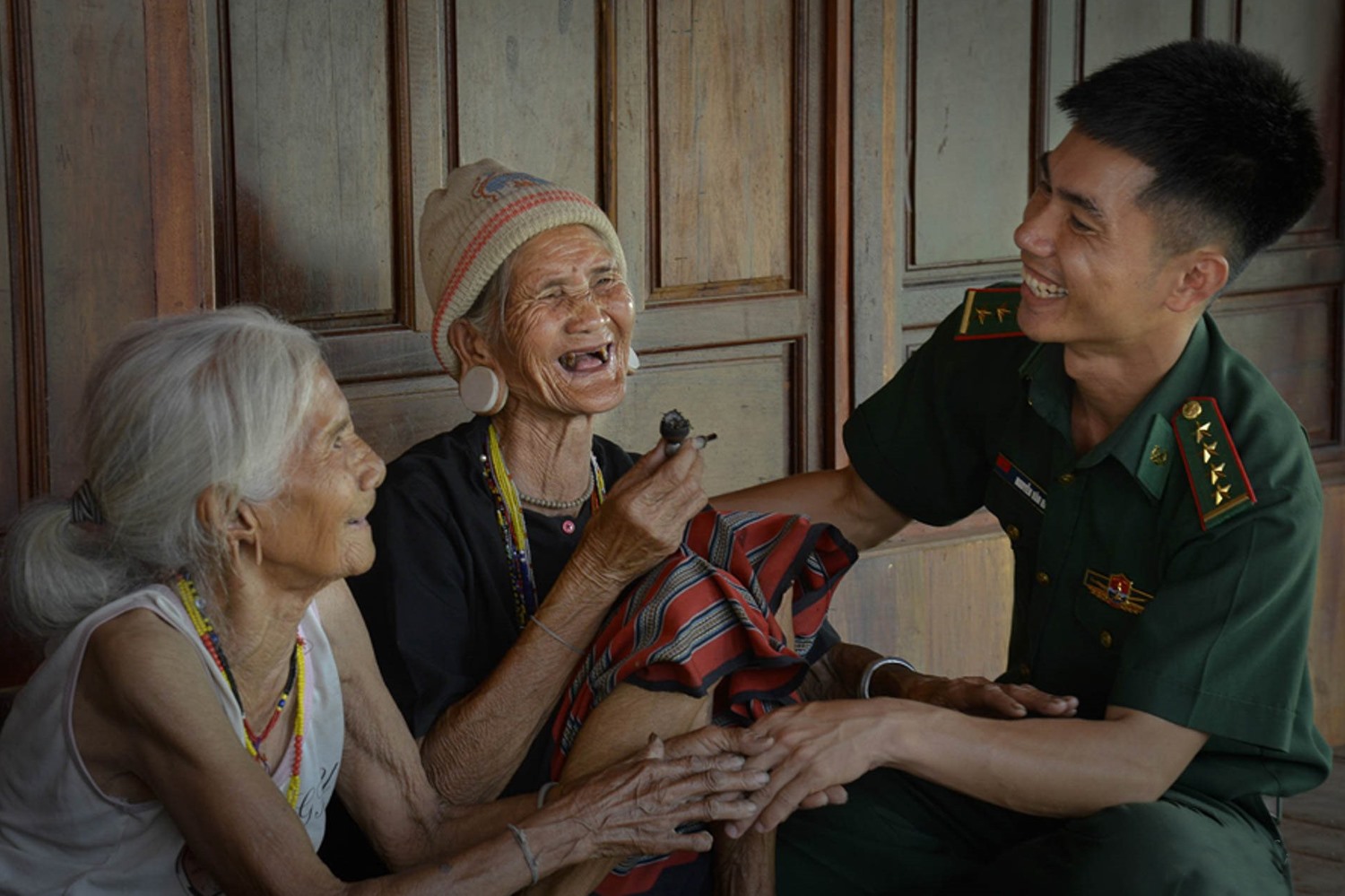 Cán bộ, chiến sĩ bộ đội biên phòng thăm hỏi đồng bào. Ảnh: TTXVN