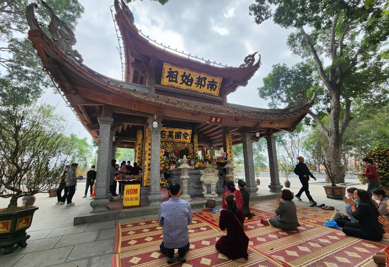 Lăng mộ Kinh Dương Vương là điểm đến chiêm bái đầu xuân của du khách thập phương. Ảnh: Đình Trường.