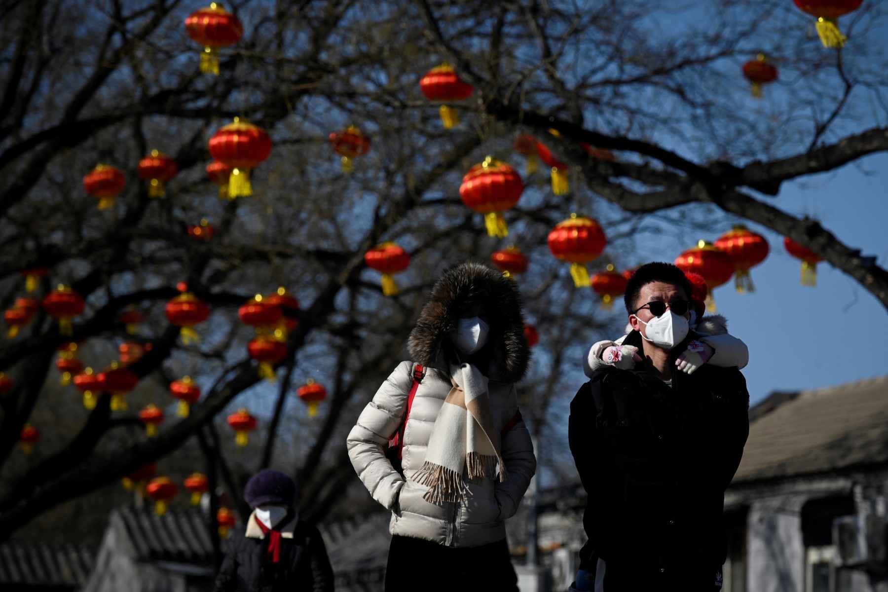 Một gia đình ở Bắc Kinh, Trung Quốc di chuyển trên đường ngày 23.1. Ảnh: AFP