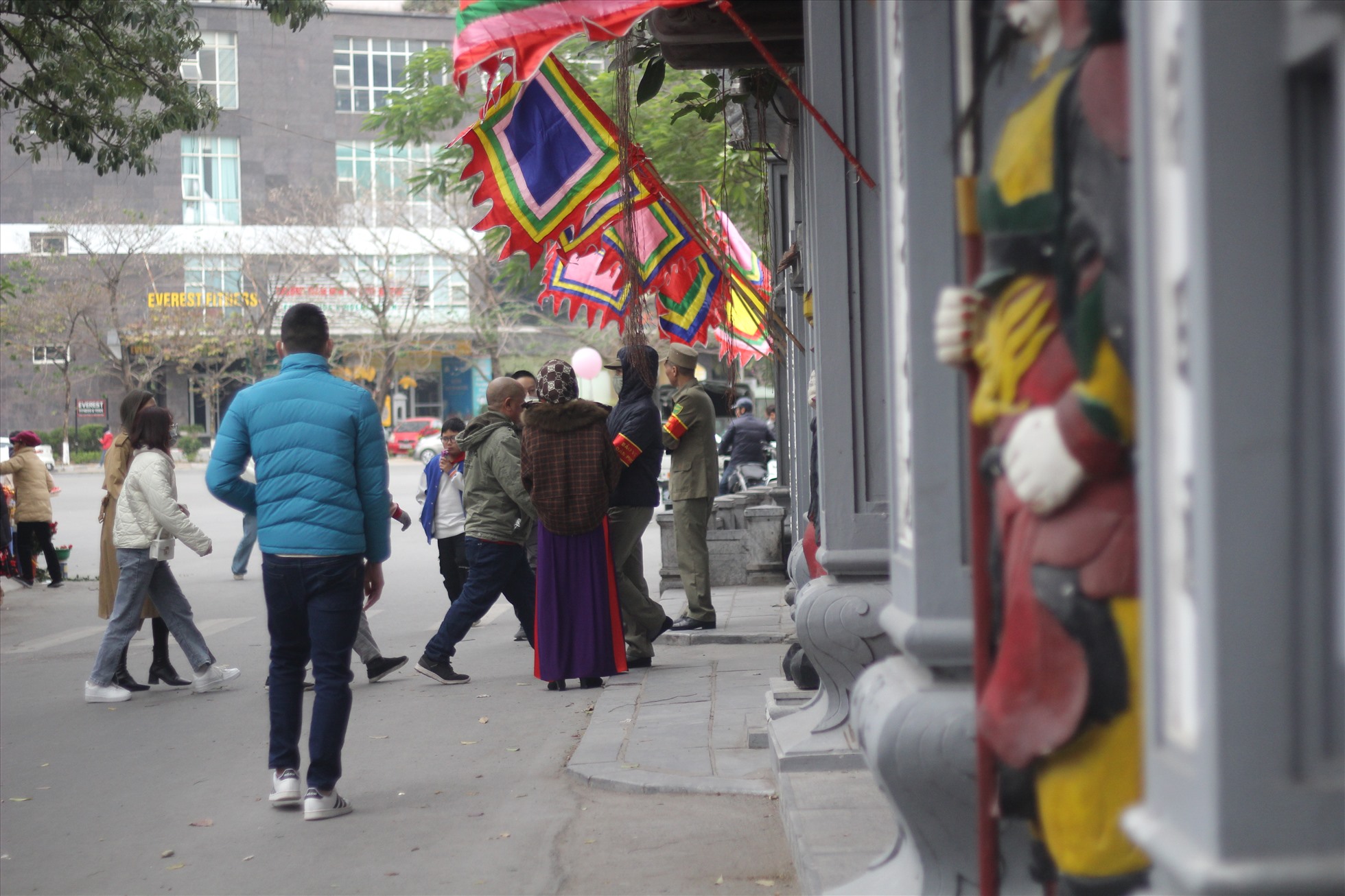 Lượng người đổ về Chùa Hà vào buổi trưa mỗi lúc một đông. Ảnh: Lương Hạnh.
