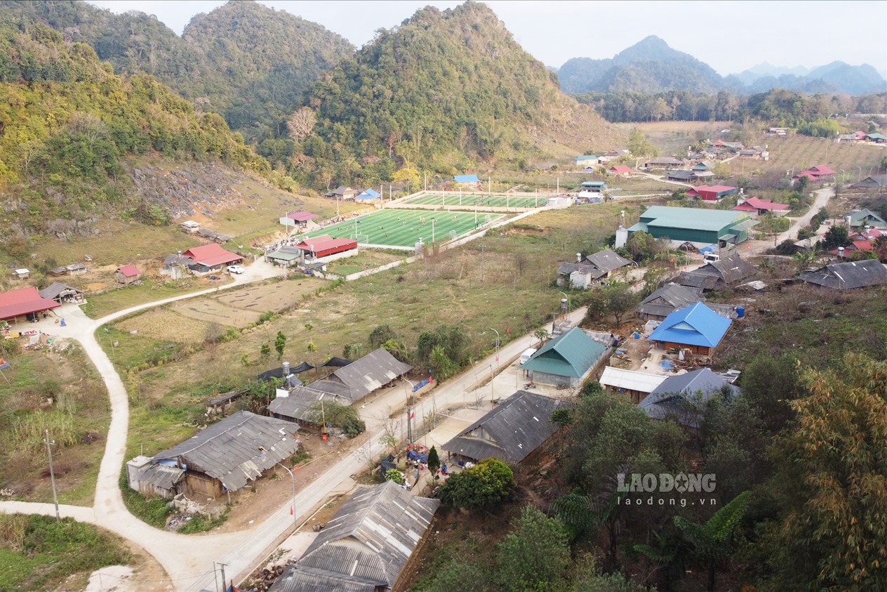 Những con đường bê tông, ngôi nhà khang trang được xây dựng.