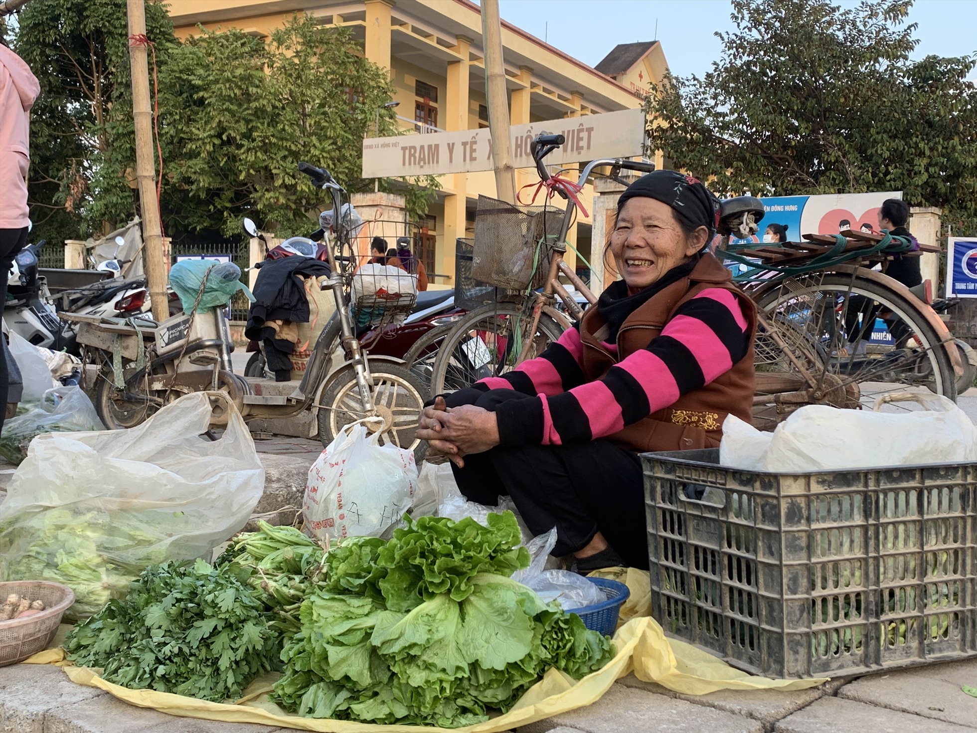 Khu vực chợ trung tâm xã Hồng Việt (huyện Đông Hưng) nhiều tiểu thương tranh thủ bán mang hàng đến chợ bán. Ảnh: Lương Hà