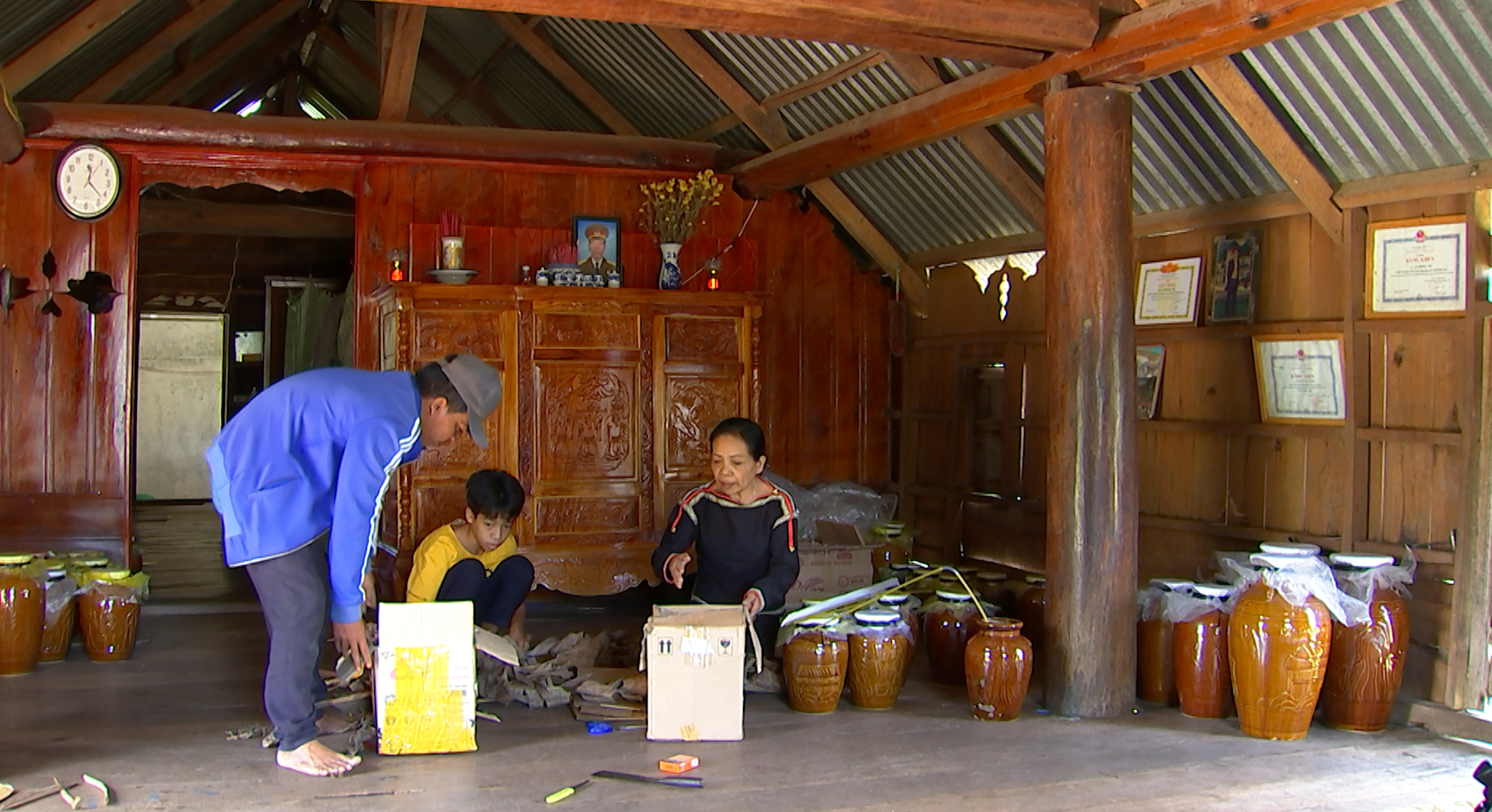 Nhiều gia đình đồng bào dân tộc thiểu số ở Đắk Lắk đã đổi đời nhờ rượu cần. Ảnh: Bảo Trung