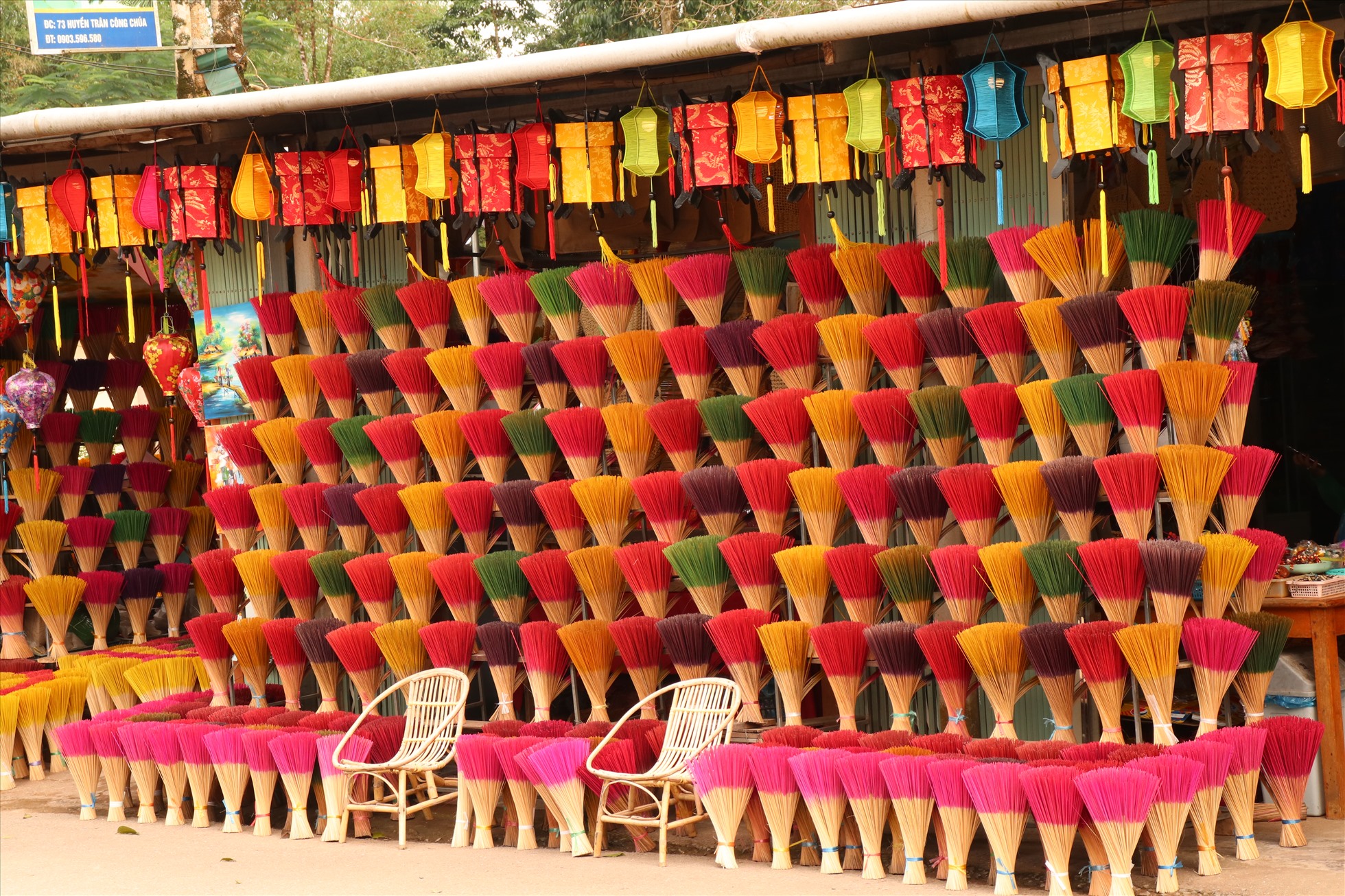 Nằm cách trung tâm thành phố Huế khoảng 7km, làng hương Thuỷ Xuân là nơi lưu giữ nghề làm hương trầm truyền thống hàng trăm năm qua. Bên cạnh đó, ngôi làng này còn là điểm tham quan du lịch nổi tiếng thu hút đông đảo khách du lịch mỗi dịp tết.