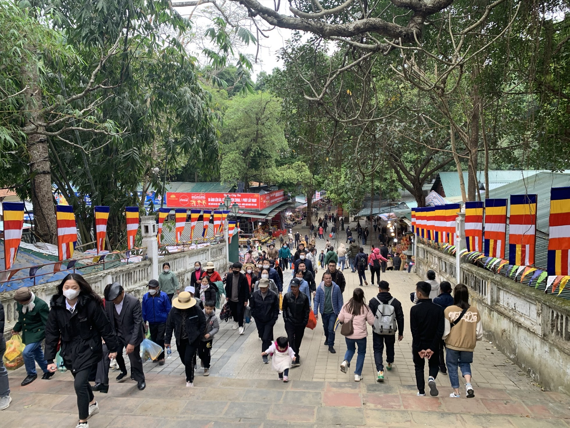 Dòng người nườm nượp đổ về tham quan, lễ bái ở chùa Hương.