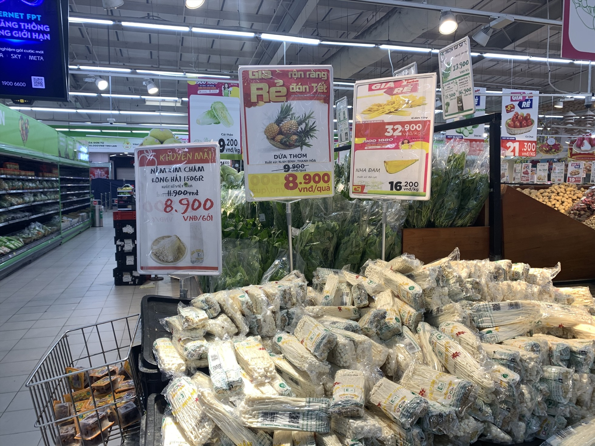 Giá một số loại rau xanh được niêm yết trong siêu thị. Ảnh: T.Vương